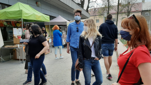 Roušky v září nasadíme v restauracích i u kadeřníka