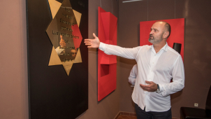 Bývalý politik Ivan Langer uvádí v Plzni své sochobásně