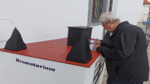 Máte problém?  Tak si zajeďte do Pelhřimova a spalte ho