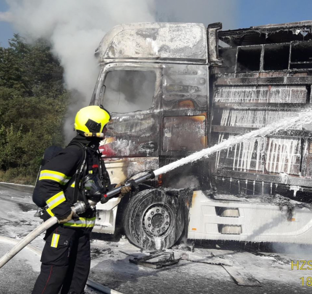 Ve směru na Rozvadov hořely dva kamiony