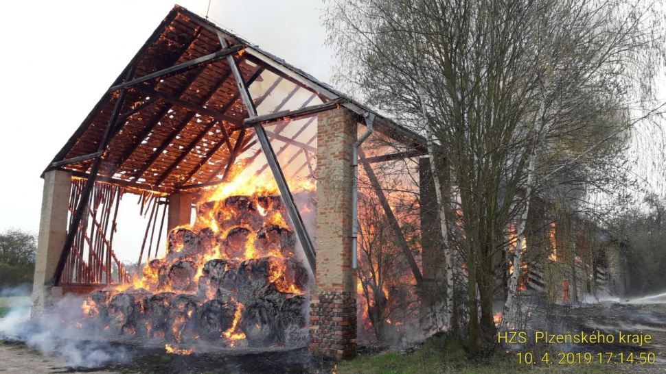 V Záluží hořela stodola